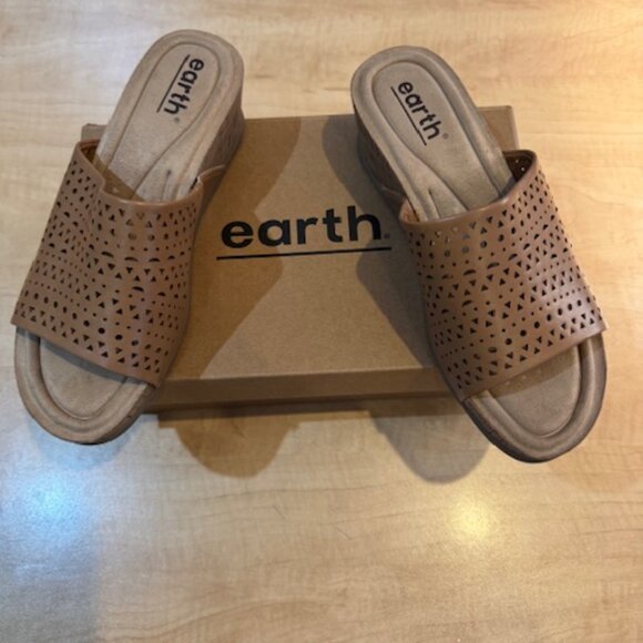 NWT and Box Earth Dark Natural Wendy's Wedge Sandals Sz 9.5 - Picture 2 of 11